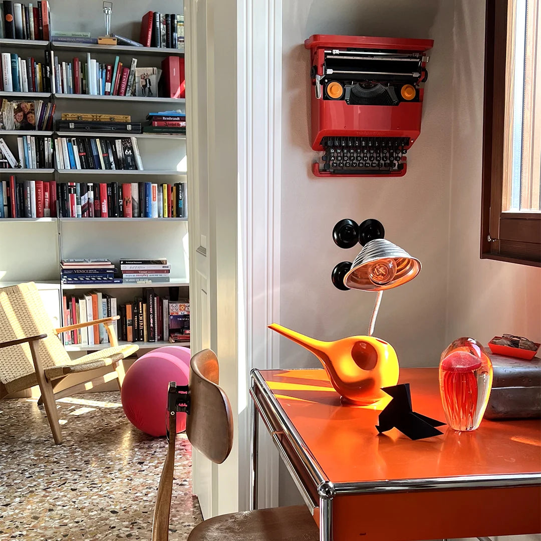 Orange HB-Gießkanne auf einem orangefarbenen Tisch in Venedig